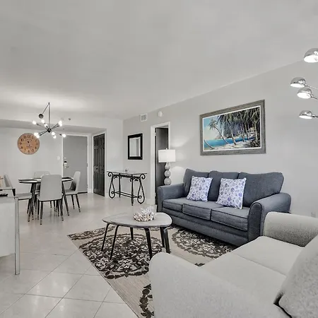 Cozy Beachfront 2 Bedroom Condo Beach Service 406